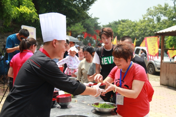 2.排队品尝“一元羊汤”.JPG